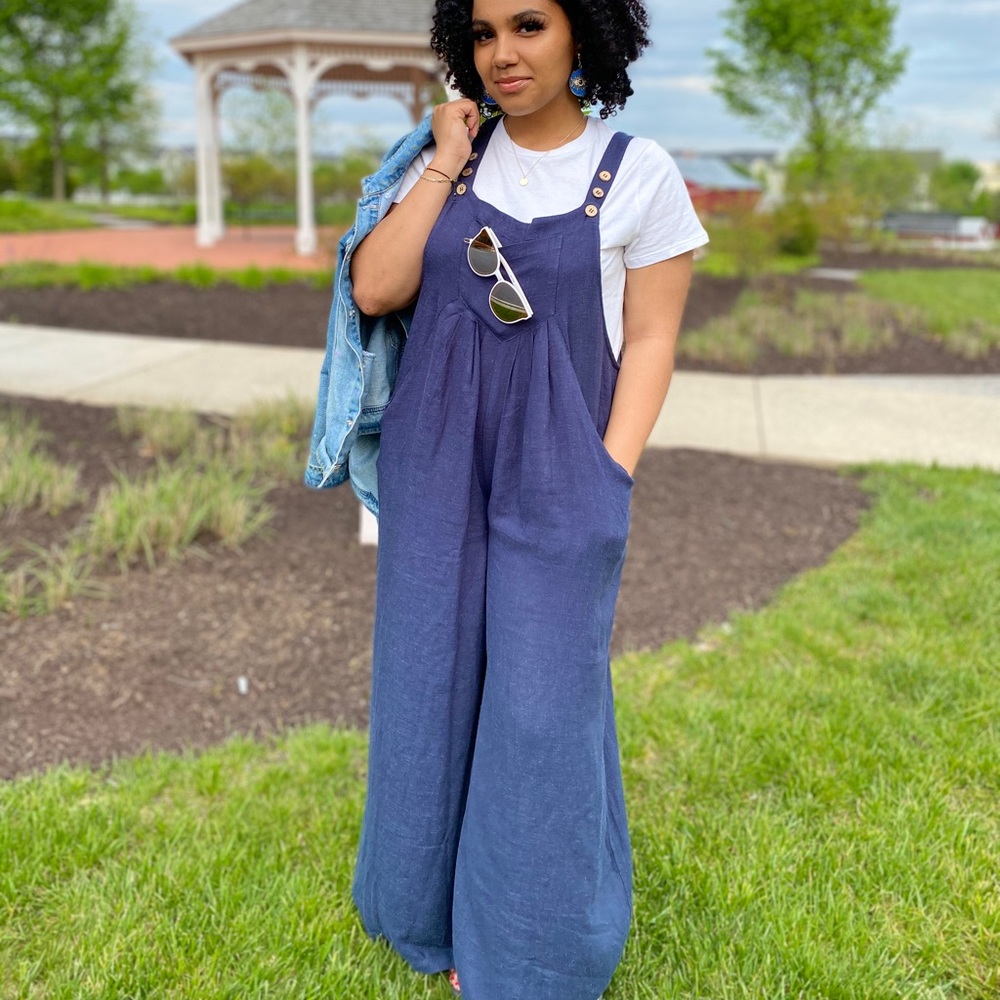 This overall features stylish buttoned adjustable shoulder straps & pockets.
